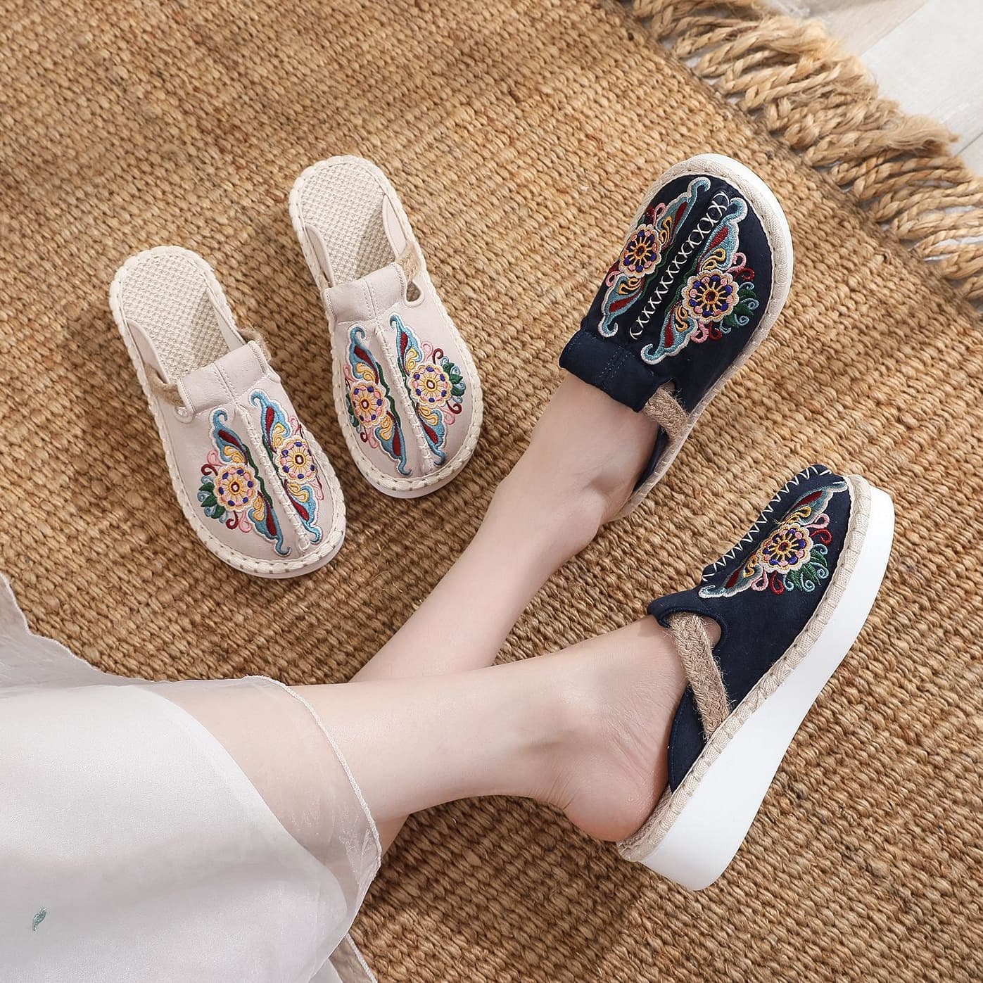 華やか刺繍入り ふわもこ底スリッポン