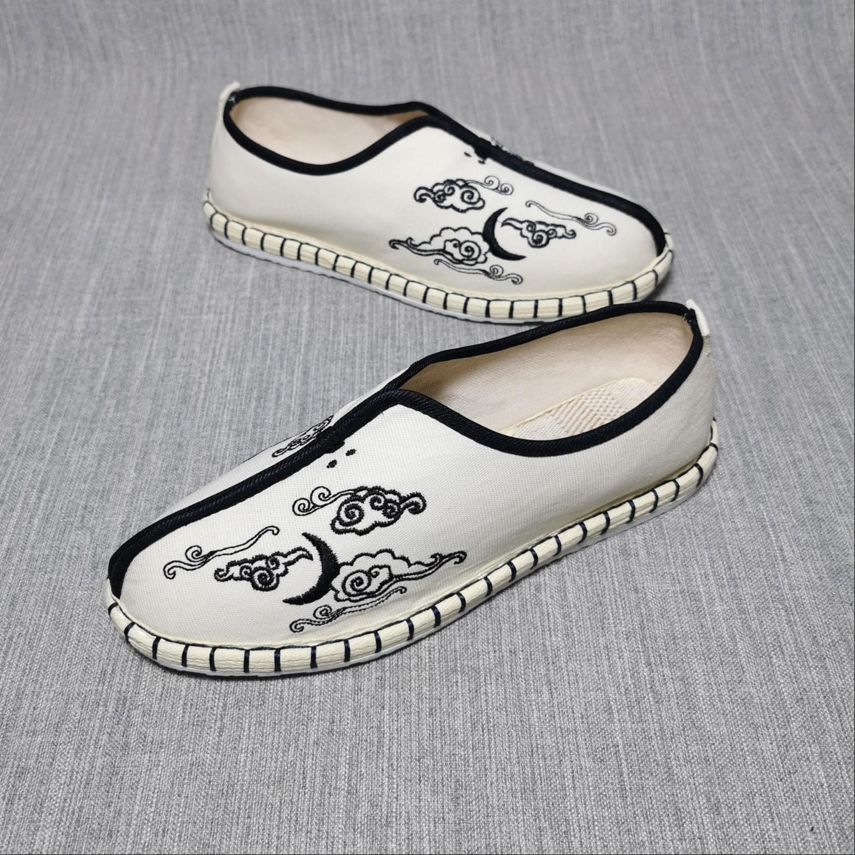 月と雲の刺繍入り 布製スリッポン