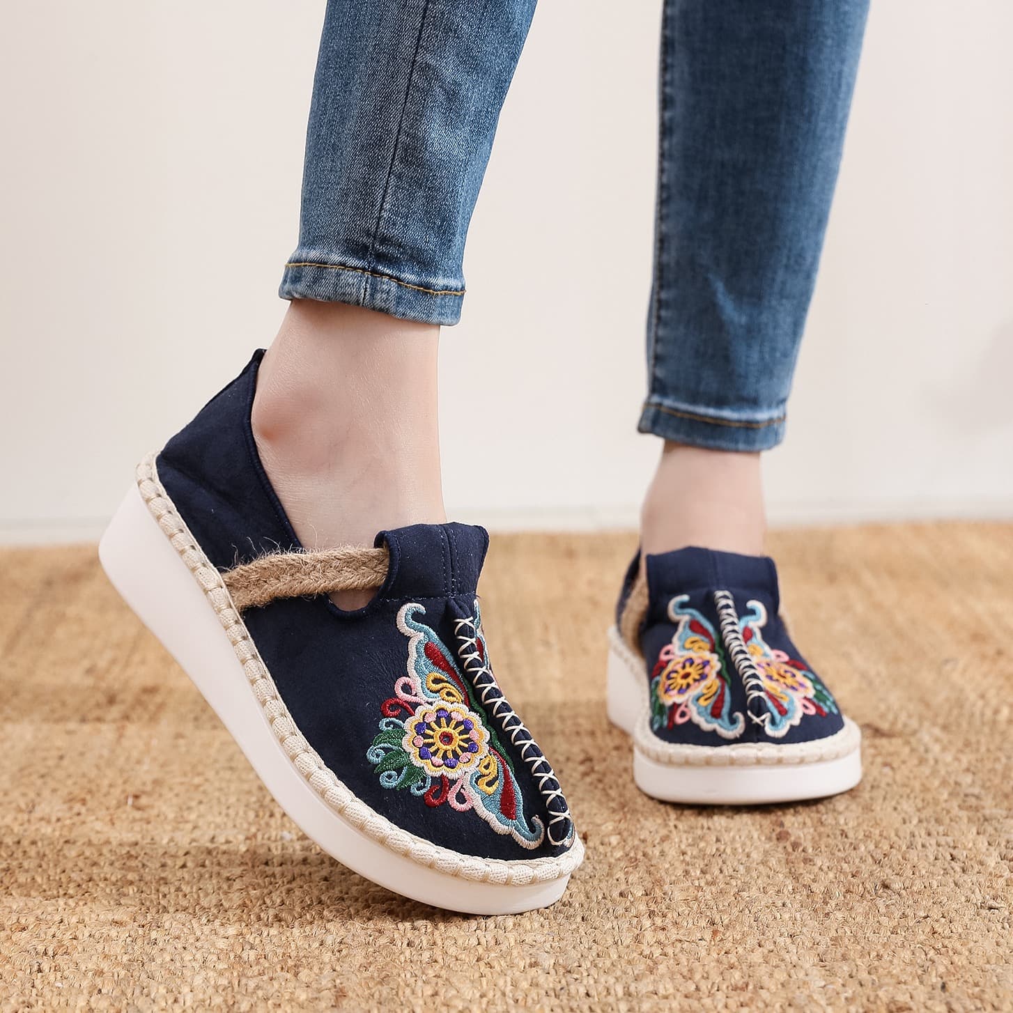 華やか刺繍入り ふわもこ底スリッポン